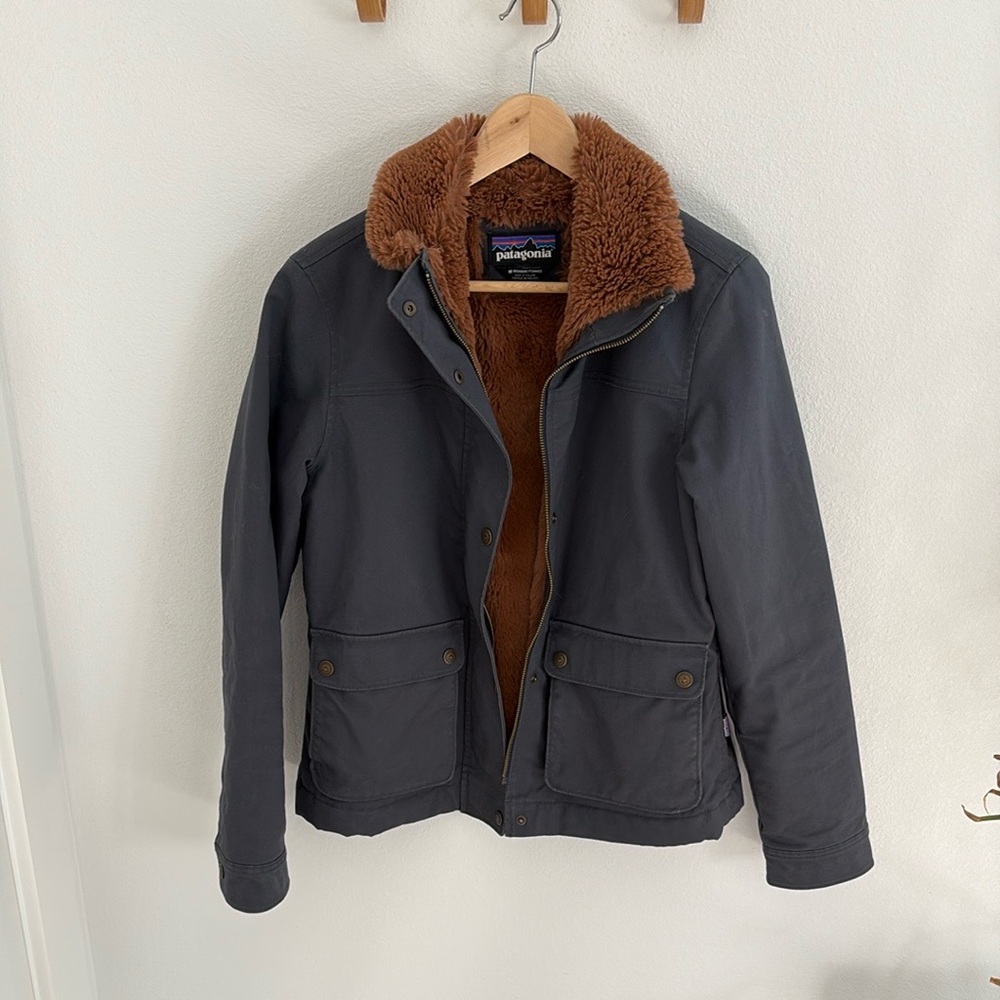 Patagonia Women’s Dark Gray / Washed Black Jacket with Cozy Brown Lining